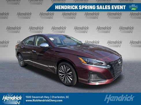 Used 2025 Nissan Altima 2.5 SV image 1