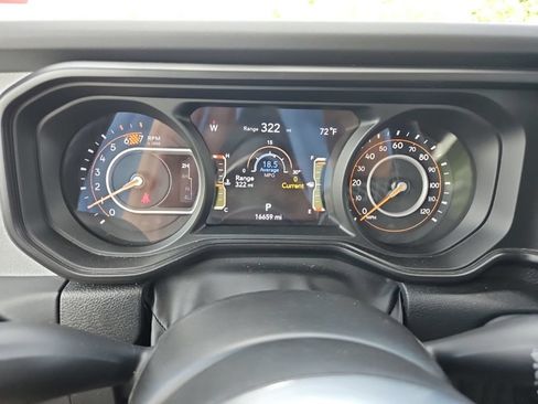 Used 2025 Jeep Wrangler Unlimited Sahara AWD/4WD image 18