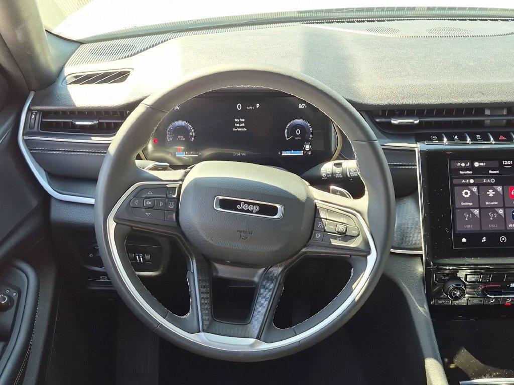 Used 2025 Jeep Grand Cherokee Altitude AWD/4WD image 23