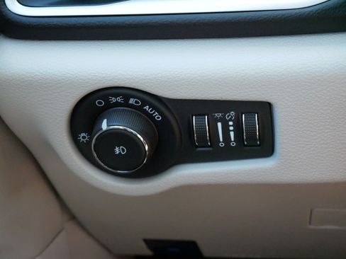 Used 2024 Chrysler Pacifica Touring-L FWD image 26