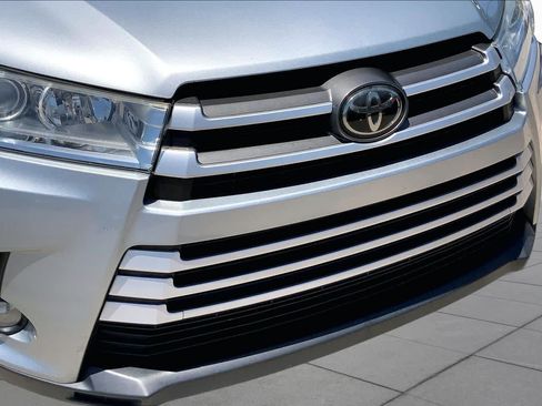 Used 2018 Toyota Highlander XLE AWD/4WD image 30