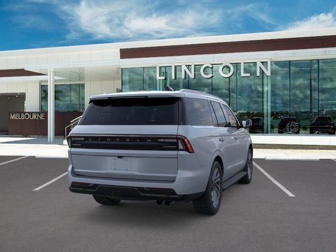 New 2026 Lincoln Navigator Premiere image 8