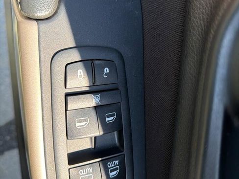 Used 2017 Jeep Cherokee Latitude w/ Cold Weather Group AWD/4WD image 13