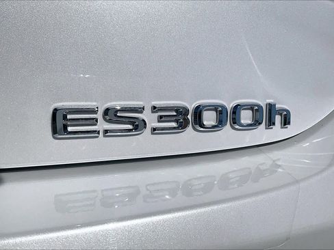 Used 2025 Lexus ES 300h w/ Premium Package image 9
