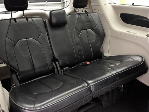 Used 2018 Chrysler Pacifica Limited w/ Advanced Safetytec Group FWD image 31