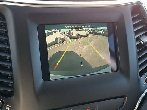 Used 2019 Jeep Cherokee Latitude Plus w/ Cold Weather Group AWD/4WD image 18