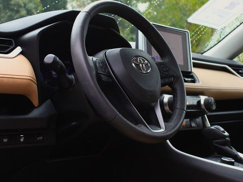 Used 2023 Toyota RAV4 XLE Premium image 15