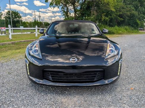 Used 2018 Nissan 370Z Touring RWD image 2
