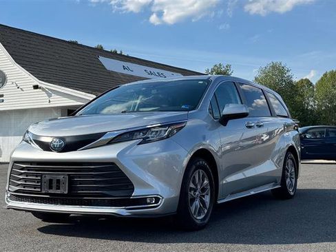 Used 2023 Toyota Sienna XLE AWD/4WD image 2