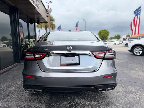 Used 2023 Nissan Maxima SR w/ Sport Mat Group FWD image 9