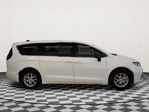 Used 2025 Chrysler Pacifica Select image 2