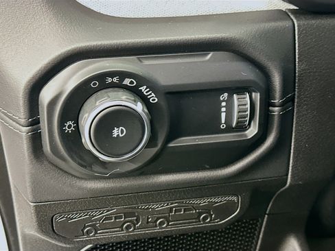 Used 2025 Jeep Wrangler Sahara image 17