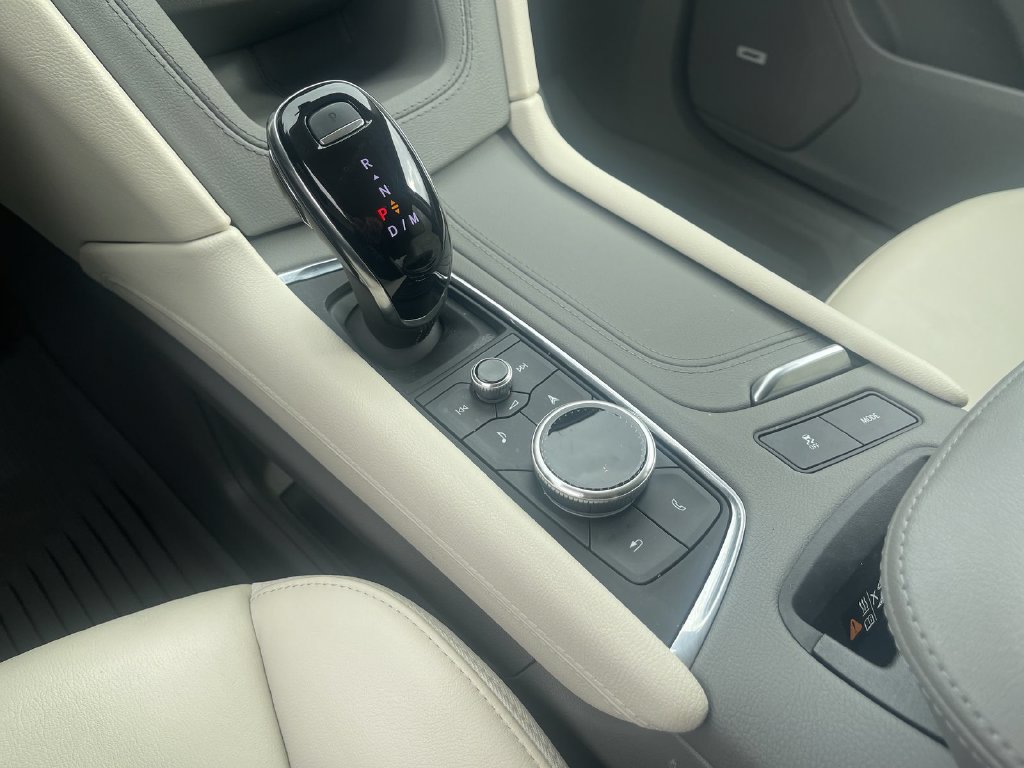 Used 2025 Cadillac XT6 Premium Luxury w/ LPO, Floor Liner Package AWD/4WD image 23