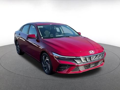 Used 2025 Hyundai Elantra SEL image 3