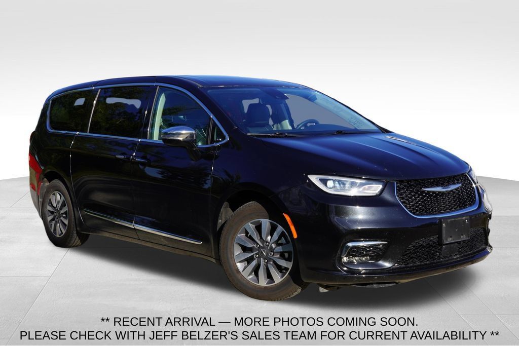 Used 2023 Chrysler Pacifica Limited FWD image 1
