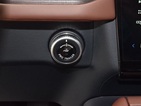 New 2026 Lincoln Navigator Reserve AWD/4WD image 33