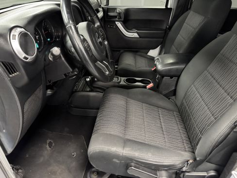 Used 2012 Jeep Wrangler Unlimited Sahara w/ Connectivity Group image 9
