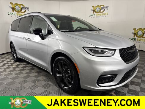 New 2026 Chrysler Pacifica Select w/ S Appearance Package image 1