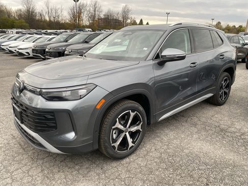 New 2025 Volkswagen Tiguan SE image 4