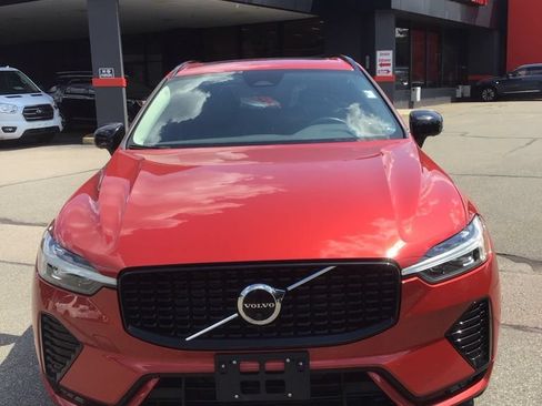 Used 2023 Volvo XC60 B5 Plus AWD/4WD image 2