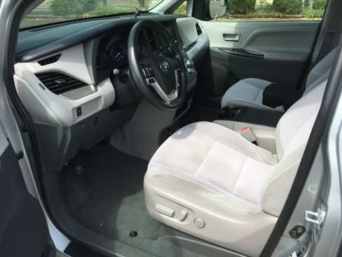 Used 2020 Toyota Sienna LE w/ Carpet Mat Package FWD image 4