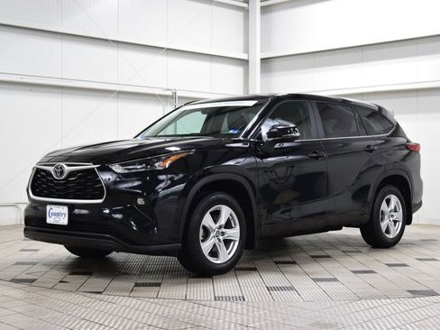 Used 2023 Toyota Highlander LE AWD/4WD image 3
