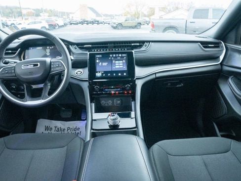 Certified 2025 Jeep Grand Cherokee Laredo X image 28