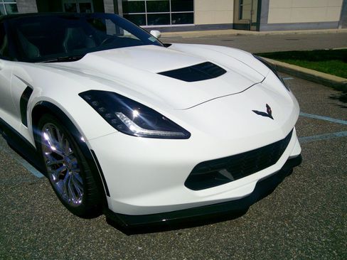 Used 2015 Chevrolet Corvette Z06 w/ 3LZ Preferred Equipment Group RWD image 9