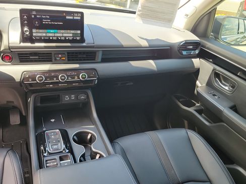 Certified 2025 Honda Pilot Touring image 18