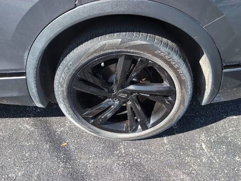 Used 2023 Volkswagen Tiguan SE R-Line image 7