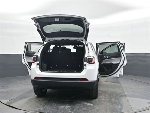 Used 2025 Jeep Compass Sport image 44