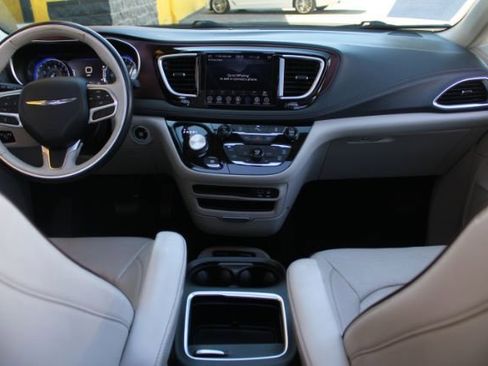Used 2020 Chrysler Pacifica Limited image 15
