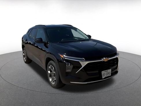 Used 2025 Chevrolet Trax LT w/ LT Convenience Package FWD image 3