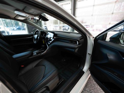 Used 2024 Toyota Camry SE image 25