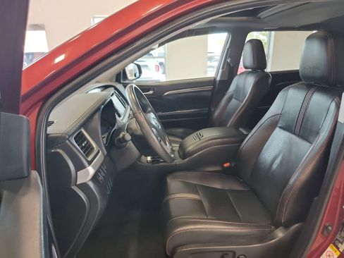 Used 2019 Toyota Highlander AWD V6 image 16