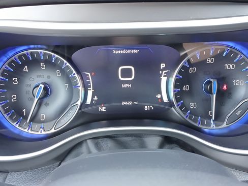 Used 2025 Chrysler Pacifica Select FWD image 19