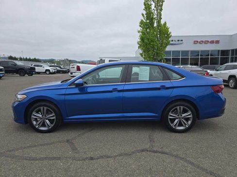 Used 2024 Volkswagen Jetta SE FWD image 2