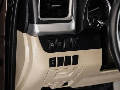 Used 2019 Toyota Highlander XLE FWD image 27