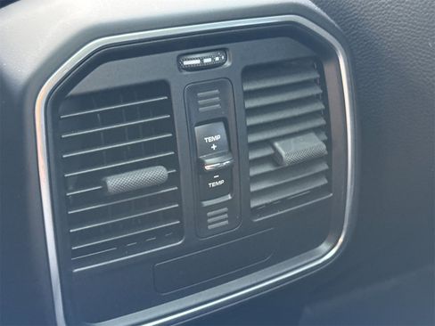 Used 2025 Porsche Macan image 15