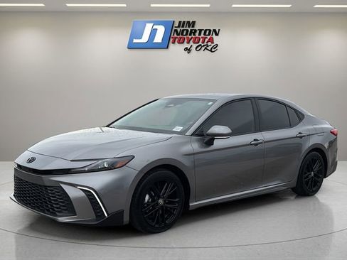 Used 2025 Toyota Camry SE w/ Convenience Package FWD image 1