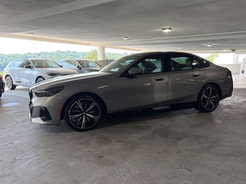Used 2026 BMW 550e xDrive AWD/4WD image 11