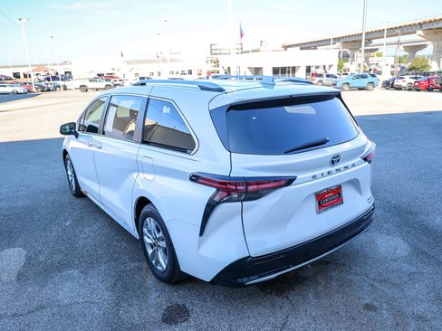 Certified 2023 Toyota Sienna Limited FWD image 9
