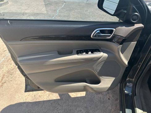 Used 2011 Jeep Grand Cherokee Laredo AWD/4WD image 11