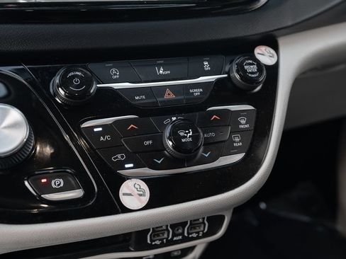 Used 2022 Chrysler Pacifica Touring-L FWD image 33