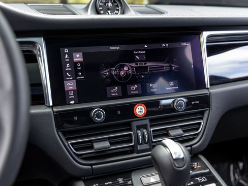 Certified 2026 Porsche Macan AWD/4WD image 35