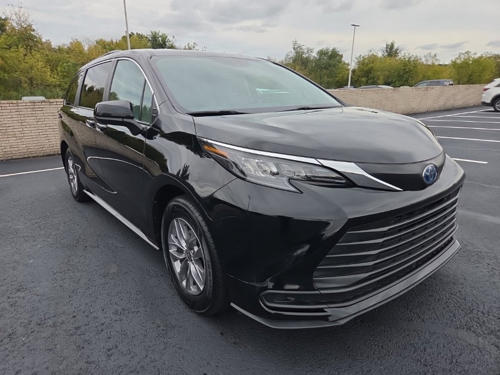 Certified 2024 Toyota Sienna LE AWD/4WD image 8