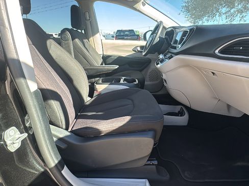 Certified 2020 Chrysler Pacifica Touring w/ Tire & Wheel Group image 24