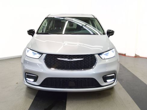 Used 2024 Chrysler Pacifica Limited FWD image 3