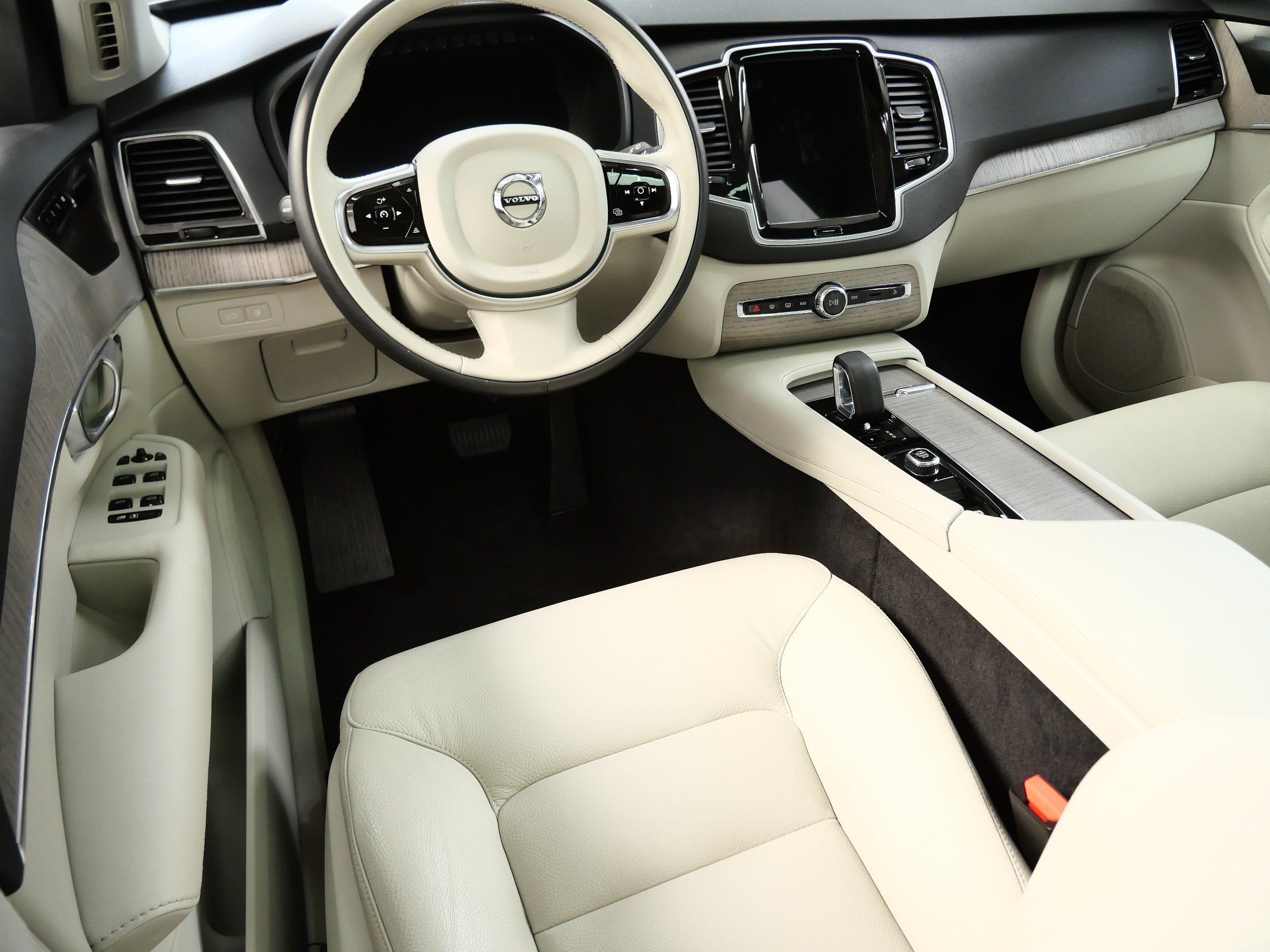 Used 2024 Volvo XC90 T8 Plus w/ Protection Package Premier AWD/4WD image 2