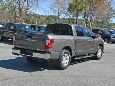 Used 2019 Nissan Titan SV image 4